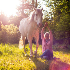 Sonja Schett praktiziert Yoga für Reiter - im Wald in Grabenstätt im Chiemgau