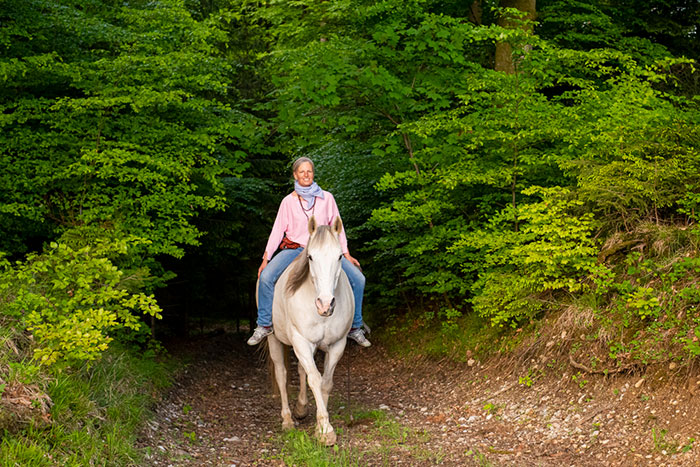 Pferd mit Reiter auf Waldweg - Yoga für Reiter in Grabenstätt im Chiemgau