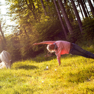 Sonja Schett macht eine Yogaübung - im Wald in Grabenstätt im Chiemgau