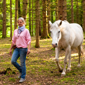 Sonja Schett mit Ihrem Pferd - im Wald in Grabenstätt im Chiemgau